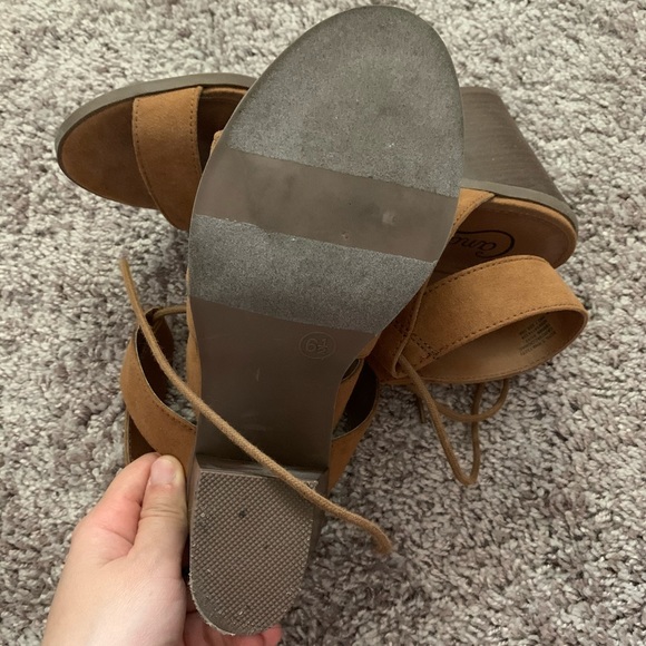 Heels - Picture 3 of 3